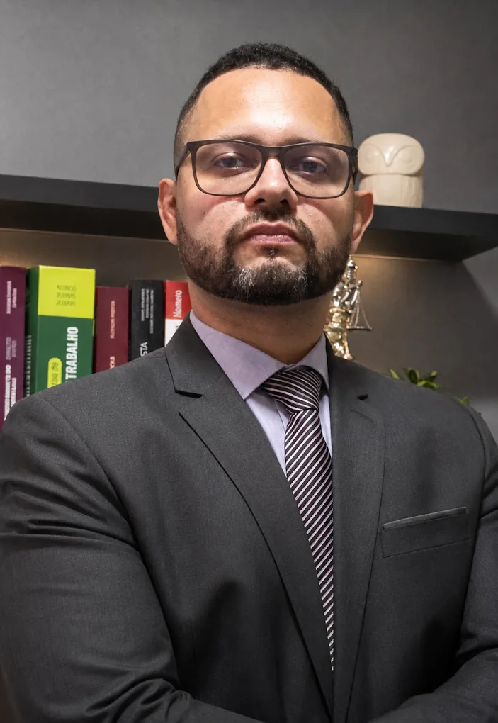 Dr. Thiago Pacheco em seu escritório